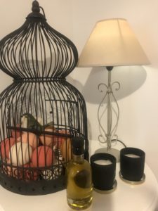 lampe bougies et huile de massage vers cage décorative
