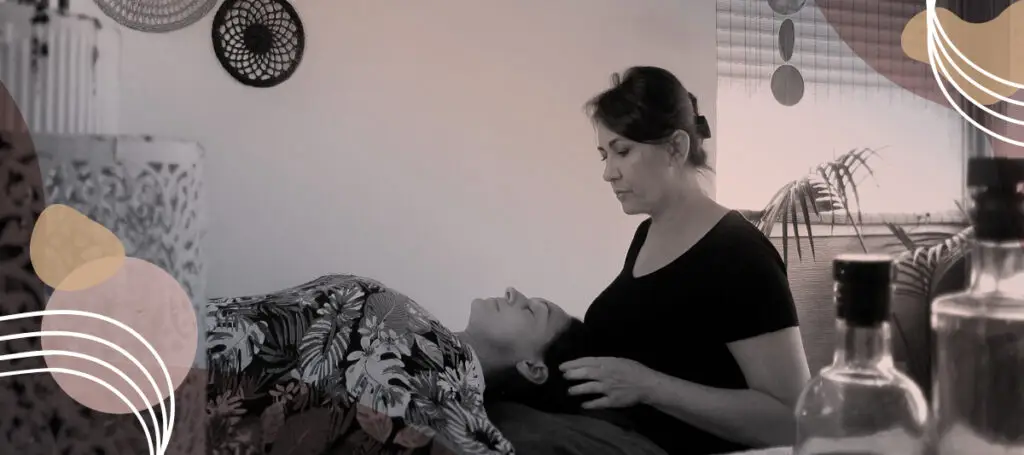 ODAMAYA - Marie-Laure pratique un soin énergétique dans le cadre de l'« Renaissance en Soi »