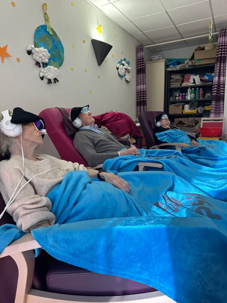 Personnes âgées en séance de luminorelaxothérapie PSIO avec ODAMAYA