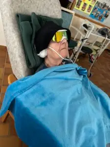 Senior en EHPAD en séance de lumino-relaxothérapie PSIO avec ODAMAYA 2