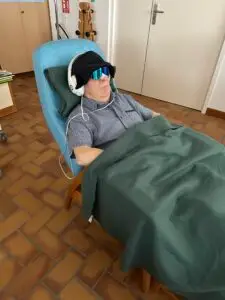 Senior en EHPAD en séance de lumino-relaxothérapie PSIO avec ODAMAYA