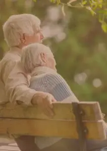 Deux personnes âgées l'une contre l'autre sur un bans