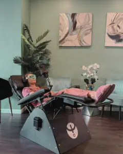 Personne faisant une séance de Lumino-relaxothérapie PSiO au travail