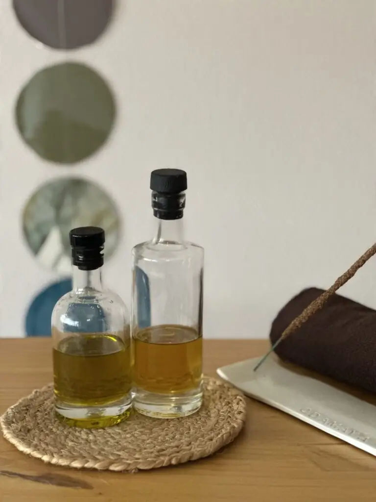 Huiles de massage sur la table de soins — salle Bulle d’R, Montrond-les-Bains