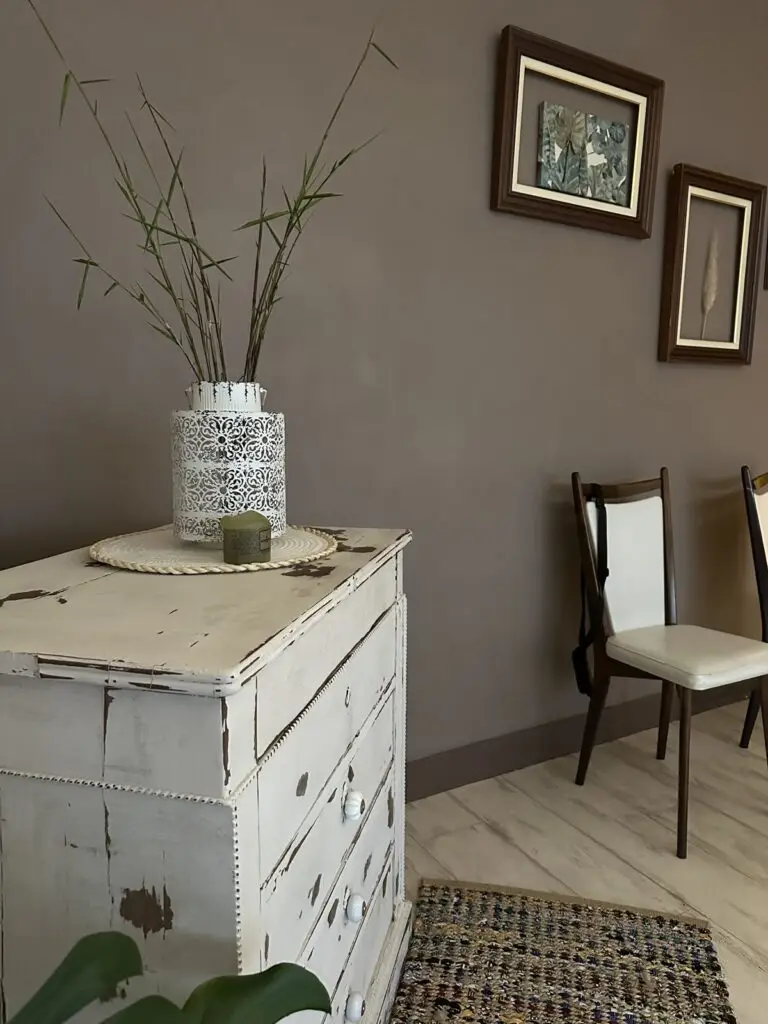 Commode blanche et chaises de la salle d’attente — Bulle d’R, Montrond-les-Bains