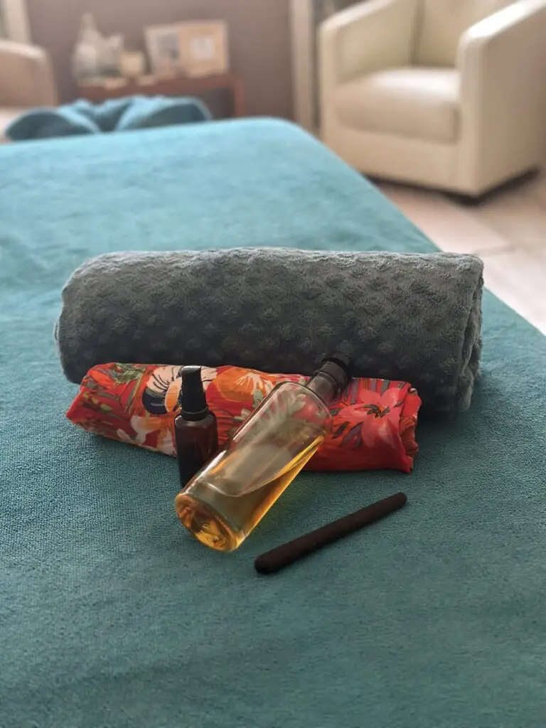 Serviettes et huile posées sur la table de massage — Odamaya Montrond-les-Bains