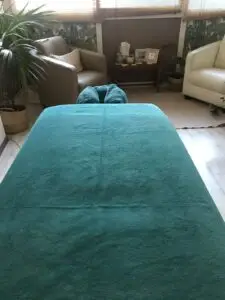 La table de massage de la salle de soins Odamaya à Montrond-les-Bains