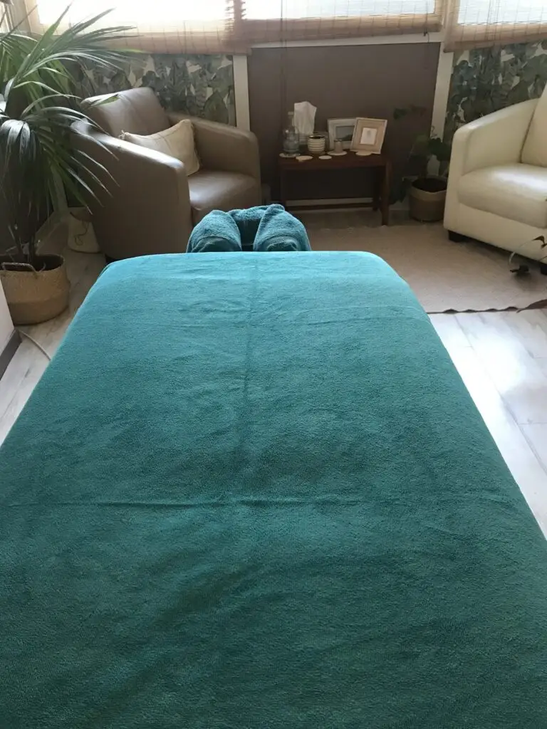 La table de massage de la salle de soins Odamaya à Montrond-les-Bains