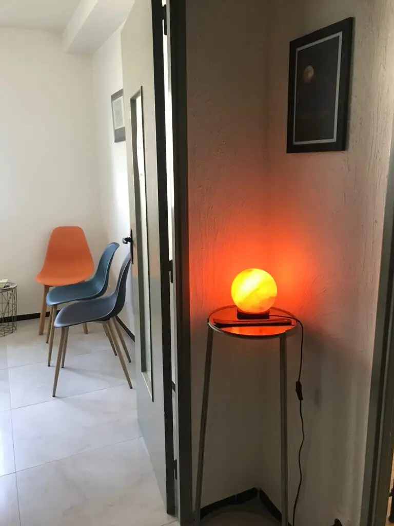 Entrée de la salle de soins l’Astrée à Montbrison : chaises et lampe de sel allumée