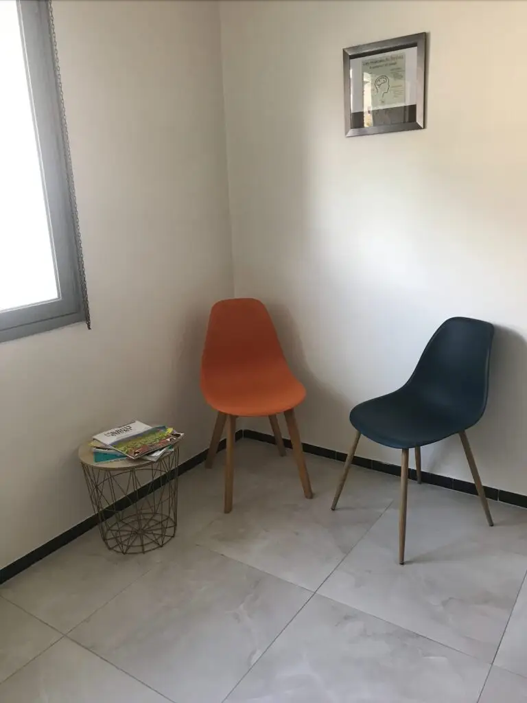 Coin d’attente de la salle l’Astrée à Montbrison, avec deux chaises et une petite table